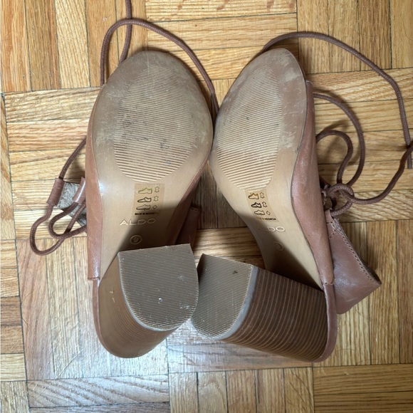Also lace up heels in size 9 - Picture 4 of 5